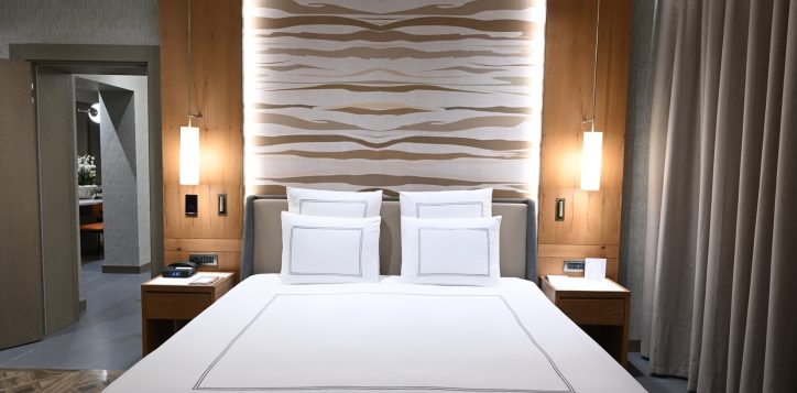 king-suit-1409-bedroom-2
